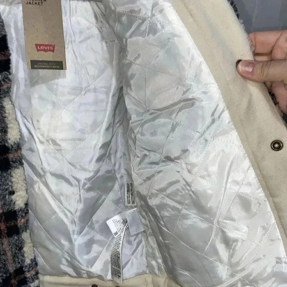 Levi's Women's MEDIUM Plaid Comfy Corner Ex-Boyfriend Sherpa Trucker Jacket NWT - Picture 4 of 8